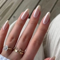 Anello in moissanite dorata e anello a doppio strato sulla mano con manicure perlata - Colla a Gelatina Nera (Speciale Per La Piattaforma Shein) / Rosa Nude Perlato