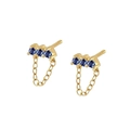 Dettaglio di orecchini dorati con tre zirconi blu navy e una sottile catenina pendente - Blu