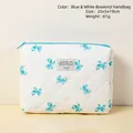 Gesteppte Kosmetiktasche mit blauem Schleifenmuster und Reißverschluss, 25x5x19cm - Blau-weiße Schleifen-Clutch