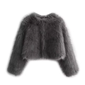 Détail de la veste courte en fausse fourrure gris foncé avec texture pelucheuse - Gris foncé