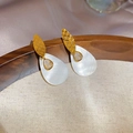 Dettaglio ravvicinato di orecchini a goccia placcati oro con zircone e madreperla fine - Stile Goccia d'acqua Placcato in Oro Vero 24k (HE25910-WE2396)