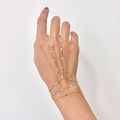 Bracciale ad anello mano boho dorato con dischi metallici e design ad anello a forma di V - Catena piatta a tre strati dorata