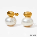 Franse vintage gouden oorstekers met elegante witte parelhangers in een rond ontwerp - Gouden Boon Parel Stijl (KDE1619)