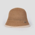 Dettaglio cappello da sole in maglia con fiocco dorato e bordo a contrasto - M (56-58cm) / Cammello