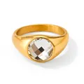 Chevalière en acier doré avec oxyde de zirconium rond transparent au centre - Blanc Doré (KBJ230)