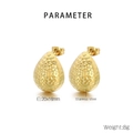 Dettaglio di orecchini a goccia d'oro con texture martellata e finitura in acciaio inox - Stile Goccia Martellata - Oro (KE113899-KFC)