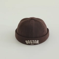 Gros plan du bonnet docker en maille marron foncé avec broderie Boston 1630 pour enfant - Marron