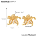 Orecchini a fiore 3D plissettati in acciaio al titanio con perle finte pendenti - Oro