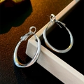 Orecchini a cerchio geometrici minimalisti in argento con finitura lucida e chiusura - Perno in Argento - Cerchi a Cerchio Color Argento