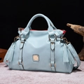 Bolso bandolera vintage azul claro con borlas laterales y herrajes metálicos dorados - Azul claro