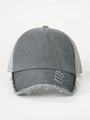 Primer plano del borde desgastado y la malla transpirable de la gorra vintage gris - Ajustable / Gris