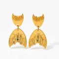 Pendientes dorados de doble cola de pez en acero inoxidable con diseño de pliegues - Forma de Cola de Pez (KDE2187) / Dorado