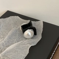 Detalle de perlas redondas en clip de pelo negro frente a una caja de regalo elegante - Negro Perla Pequeña (1 Pz)