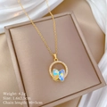 Detail van gouden vlinderhanger met iriserende afwerking en ring met zirkonia's - B330 Titanium Stalen Ketting Koperen Micro-ingelegde Vlinder Hanger