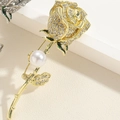 Eleganter goldener Rosen-Anstecker mit funkelnden Kristallen und einer weißen Perle - Goldene Rose Blume