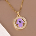 Collana con mano di Fatima dorata, smalto viola, pietra blu centrale e zirconi luccicanti - Oro/Viola