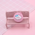 Rosa Cartoon-Wolke Maßband ausziehbar auf einer Miniatur-Holzbank - 2 Wolke (Rosa)