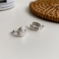 Vue détaillée de boucles d'oreilles créoles en argent 925 à textures multicouches - Argenté