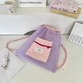 Detailansicht eines lila Mesh-Kordelzug-Rucksacks mit rosa Reißverschlusstasche und Perlen - Helllila