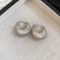 Gros plan sur les boucles d'oreilles croissant argentées au fini poli brillant - Motif Spirale Croissant (Argent)