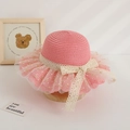 Détail d'un chapeau de soleil rose pour fille avec bordure en tulle et nœud en dentelle - Chapeau / Rouge pastèque