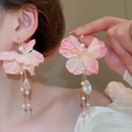 Detail van roze stoffen bloemenoorbellen met witte parels en kristallen franjes - Kristal Parel Bloem Kwastje Oorbellen
