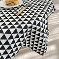 Detailansicht der schwarz-weißen geometrischen Dreiecksmuster auf dicker Baumwoll-Leinen-Tischdecke - 90*90cm / Schwarzes Dreieck Baumwollleinen