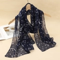 Dettaglio di sciarpa in chiffon blu navy con note musicali bianche su un appendiabiti - Nota Musicale Navy Bianco