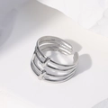 Anillo geométrico plateado minimalista con bandas de varias capas y un diseño moderno - Color Acero