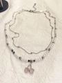Collana a due strati con finte perle e ciondolo a ciliegia rosa su carta bianca ruvida - Collana Ciliegia Perla a Doppio Strato Argentato (0120)