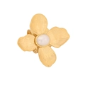 Bague fleur dorée style vintage français avec perle blanche et pétales texturés - Fausse Perle