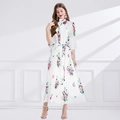 Robe longue plissée en mousseline à imprimé fleuri avec col montant et lien à la taille - S / Blanc Floral