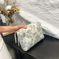 Beauty case trapuntato con stampa floreale blu e dettaglio zip con nastro vintage - Fiore con Nastro Blu Scuro Medio (25x18x7)