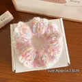 Chouchou en tricot coloré rose et bleu de 13 cm posé sur une boîte blanche et table en bois - Tricot à haute élasticité / Rose Mixte