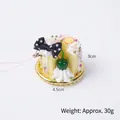 Portachiavi torta in PVC giallo con crema e ciliegia verde, peso circa 30g - Fiocco nero con cinturino rosa