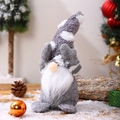 Vue détaillée d'un gnome de Noël en peluche grise avec barbe dans un décor de fête - Gris