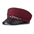 Détail d'une casquette militaire bordeaux avec visière en cuir noir et chaîne argent - M (56-58cm) / Rouge Vin avec Chaîne en Argent