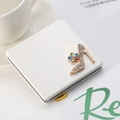 Specchio compatto bianco in ecopelle con motivo di scarpa con tacco e strass luccicanti - Bianco