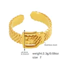 Dettaglio dell'anello a fibbia con texture intrecciata e finitura in acciaio dorato - US 7 / Forma Intrecciata con Fibbia (Y026)