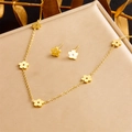 Elegante set di collana e orecchini a fiore dorato su una confezione regalo beige - Set Collana e Orecchini (N2809)
