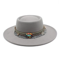 Détail d'un chapeau en feutre gris avec bande bohème en perles et pièces vintage - M (56-58cm) / Gris clair