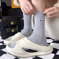 Detalle de calcetines grises con pequeños ojos bordados y puños acanalados - Talla única / Gris