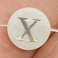 Perle plate ronde en nacre blanche avec lettre X dorée pour la création de bijoux - Lettre X
