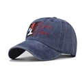 Dettaglio cappellino da baseball blu lavato con ricami vintage e toppa con numero - Regolabile / Blu navy