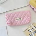 Flache Ansicht der gesteppten rosa Kosmetiktasche mit Hunde-Patch und Schreibwaren - Kirschblütenrosa
