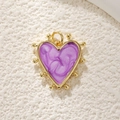Primer plano de colgante de corazón chapado en oro con resina púrpura y circón - Mediano / Morado