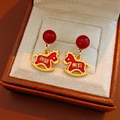 Dettaglio degli orecchini a cavallo in resina rossa con incisione dorata su velluto - Oro-Rosso (Ago in Argento S925)