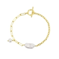 Detalle de pulsera de vaina dorada en plata S925 con perlas y cierre de tipo barrita - Dorado