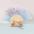 Ventaglio pieghevole blu stile giapponese con fiori di ciliegio e farfalle su supporto - Stecche Bianche Stile 60