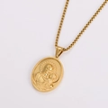Dettaglio pendente ovale in rilievo con ritratto della Vergine Maria dorata - Con catena / Oro